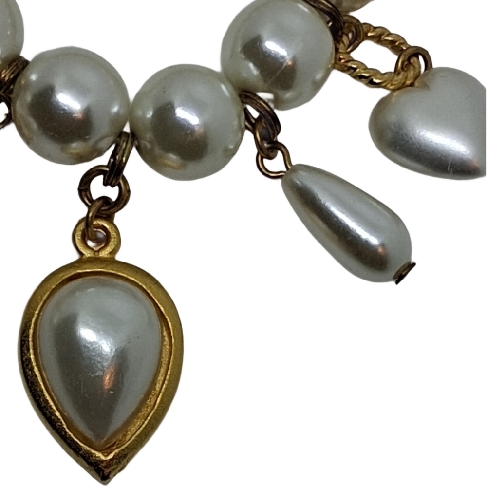 Vintage Faux Pearl Stretch Charm Bracelet • Gold Tone Hearts & Teardrops - Picture 5 of 8